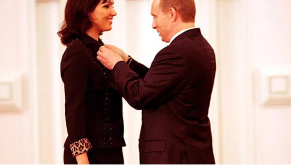 Soprana rusă în timp ce este decorată de Vladimir Putin,